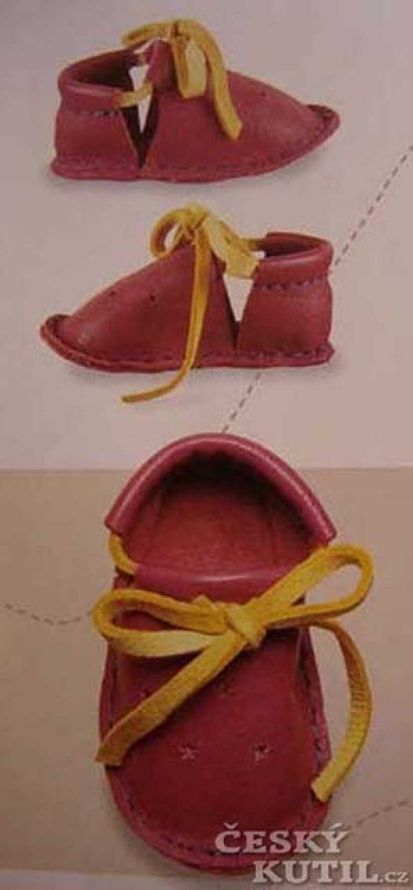 Ševče, drž se svého kopyta! Výroba kožených sandálů tradičním postupem.