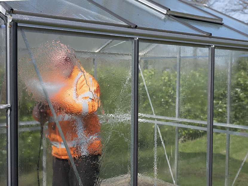 Čištění oken skleníku vodou