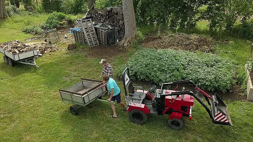 Za traktor se můžou zapřáhnout dva vozíky, jeden se sklápí dozadu, druhý do boku
