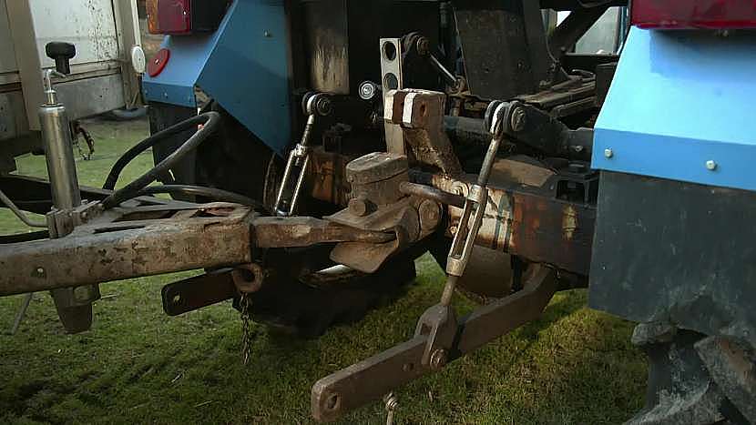 Valník za traktorem je ovládaný hydraulikou přímo z traktoru