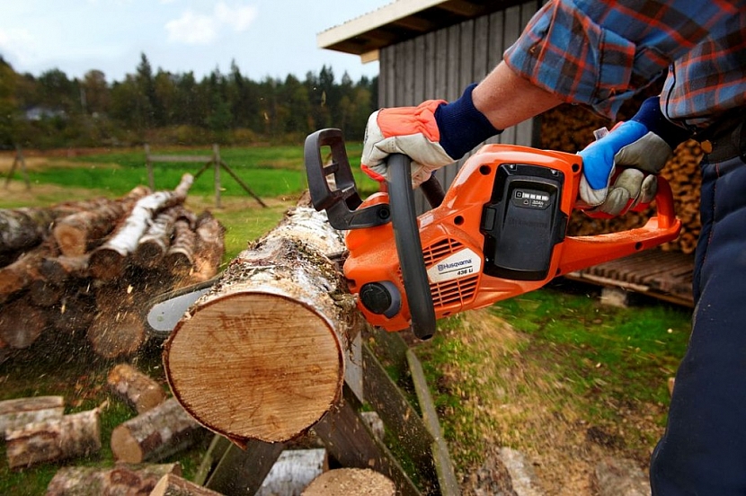 Proschnutí lze urychlit naštípáním velkých kusů dřeva na malá polínka