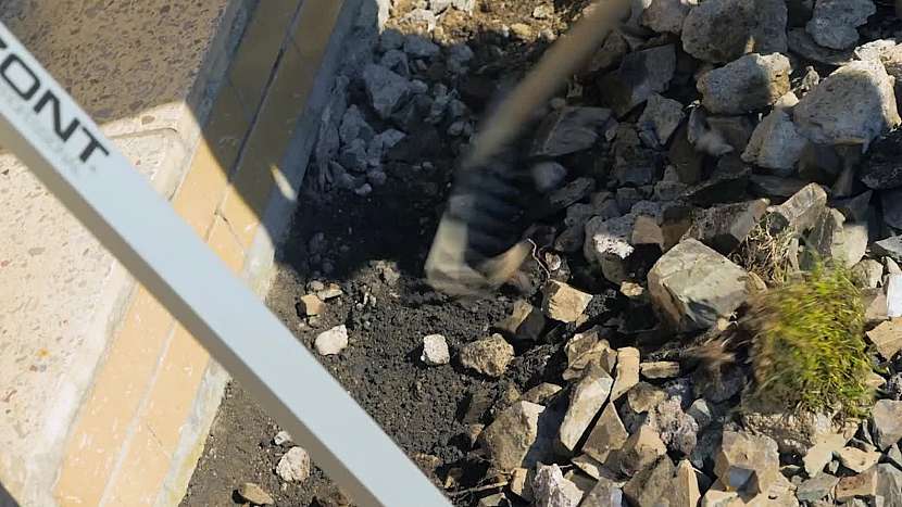 Rozbitý beton a kameny odstraníme z podkladu
