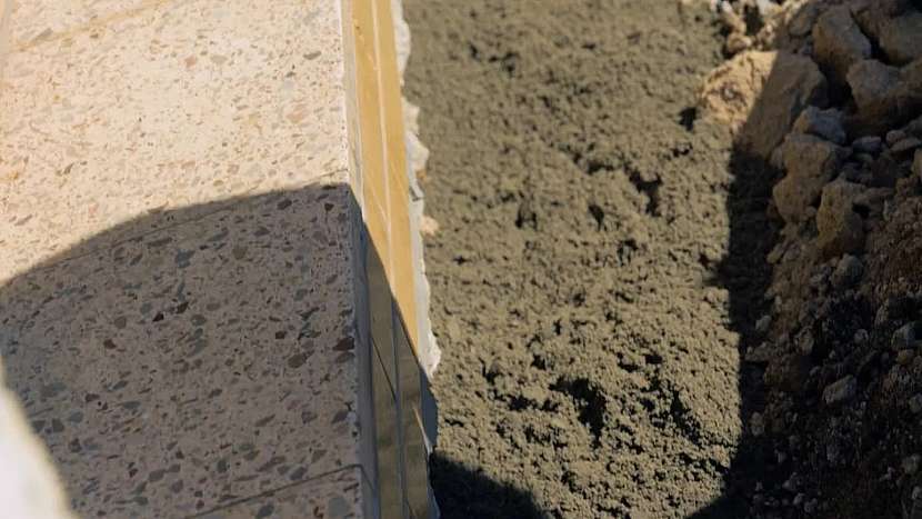 Na připravený a očištěný podklad naneseme beton