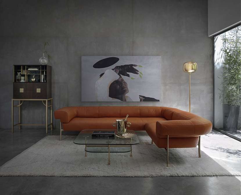 Sofa Katana, stůl Da Vinci, kabinet Zuan a stojací lampa Dust tvoří krásný celek, protože jsou od jedné značky a mají společný rukopis. Ale budou krásné i jednotlivě, jako nápadné solitéry. Foto Fabrizio Bergamo.