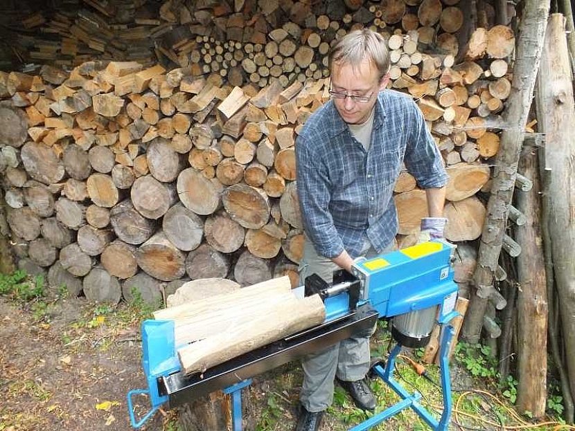 Začněte s přípravou palivového dřeva již v létě
