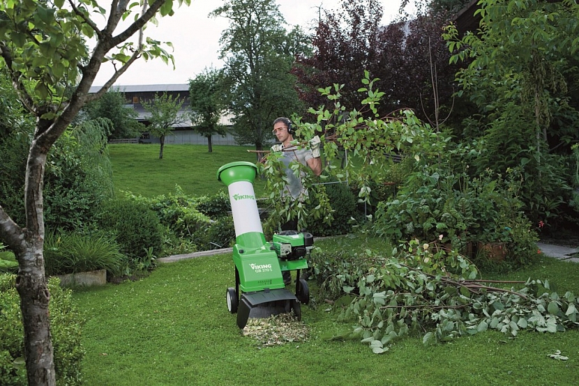 Podzimní údržba zahrady – bez pily, štěpkovače a fukaru se neobejdete