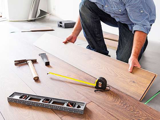 Pokládka rigidní vinylové podlahy v kuchyni ke kuchyňské lince (Zdroj: Depositphotos (https://cz.depositphotos.com))