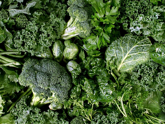 Zelená zelenina, jako je pórek, kadeřávek nebo kapusta, vydrží na záhonu prakticky do jara (Zdroj: Depositphotos)
