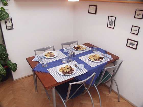 Malé prostory vyžadují důmyslně řešené jídelní stoly (Zdroj: Pavel Kutil Zeman)