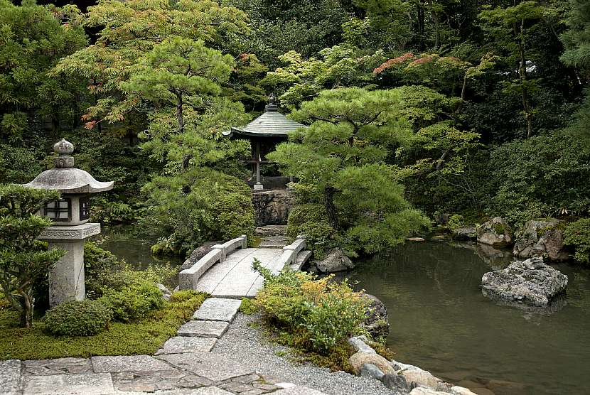 Typickými prvky v zenových zahradách jsou přírodní elementy: kámen, písek a štěrk (Zdroj: Depositphotos (https://cz.depositphotos.com))
