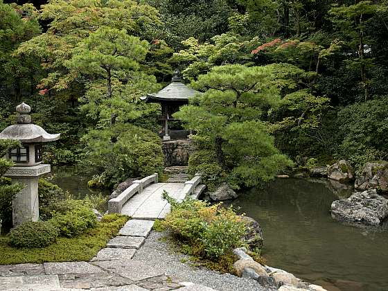 Typickými prvky v zenových zahradách jsou přírodní elementy: kámen, písek a štěrk (Zdroj: Depositphotos (https://cz.depositphotos.com))