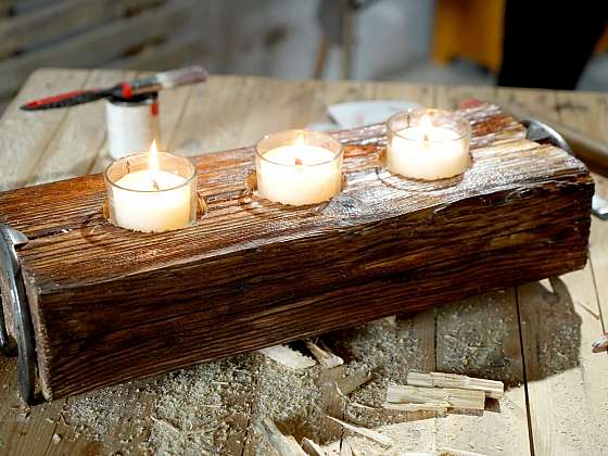 Netradiční svícen můžeme vyrobit i ze starého dřevěného trámku (Zdroj: Archiv FTV Prima, se svolením FTV Prima)