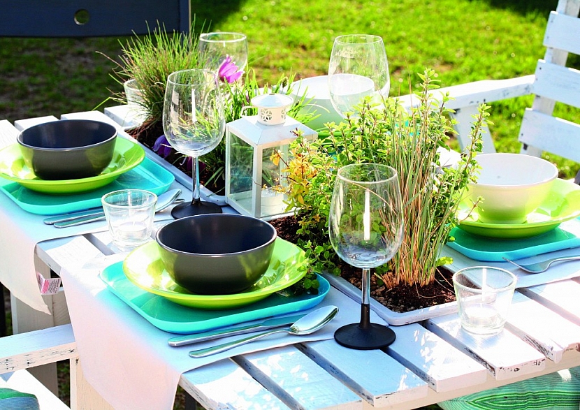 Zahradní stůl s květinami (Zdroj: Jana Ardanová)