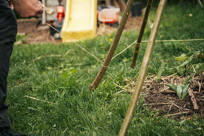 Vztyčenou konstrukci propleťte pevnými přírodními provázky