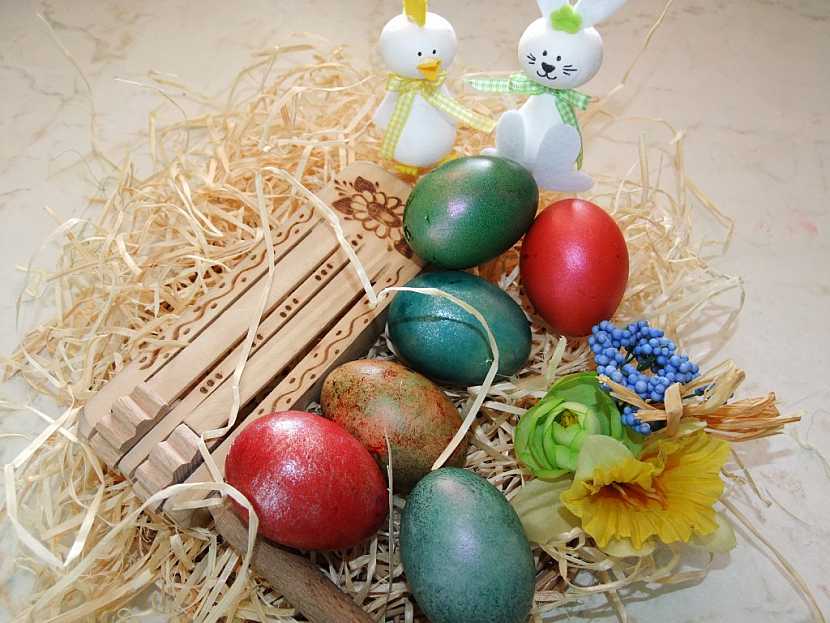 Zdobení velikonočních vajíček – barvení a obtisky