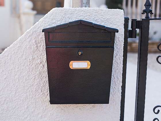 Poštovní schránka na rohu ulice se dá nejen přivrtat, ale i přilepit pomocí montážní pásky (Zdroj: Depositphotos (https://cz.depositphotos.com))