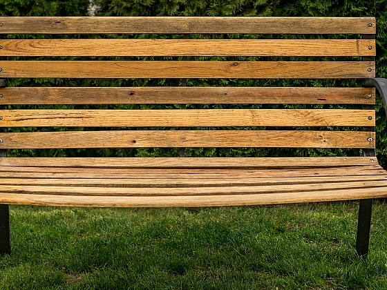 otevřít: Jak dát staré dřevěné lavičce nový look? Natřete ji!