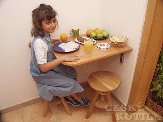 Sklopný stolek na snídani do malé kuchyně