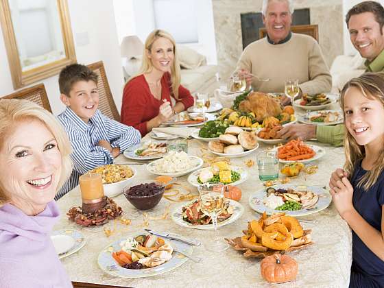 Jídelní stůl by měl být dostatečně velký, aby se vešla celá rodina či přátelé (Zdroj: Depositphotos (https://cz.depositphotos.com))