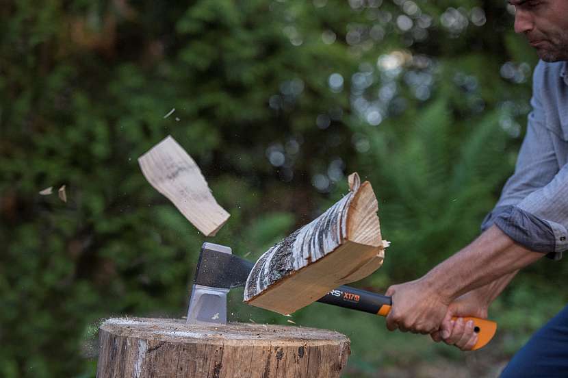 Štípání dřeva podmiňuje použití a výběr sekery