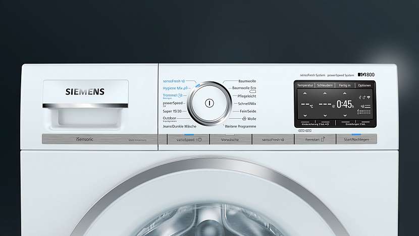 Díky funkci intelligentDry předává nová pračka Siemens iQ800 informace zjištěné senzorem sušičce.