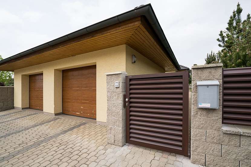 Oplocení z hliníku je zajímavým a atraktivním designovým řešením pro moderní domy.