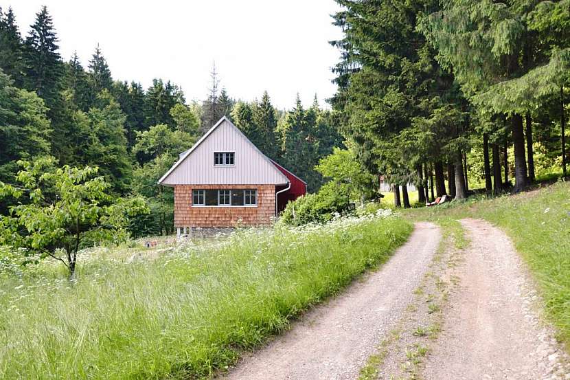Romantické bydlení pro rodinu tesaře skrývá malebný domek s moderní výbavou