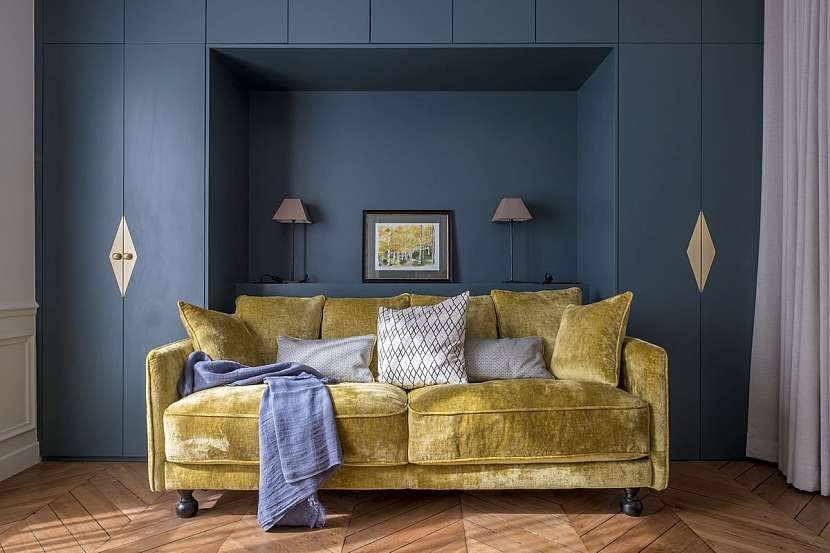 Multifunkční místnost slouží ke sledování televize, jako čítárna nebo ložnice pro hosty. Hlavní vybavení tvoří tmavě modrá vestavěná skříň a zlatým sametem čalouněná pohovka.