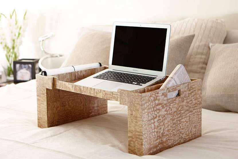 Tento stolek vám usnadní používání notebooku v posteli.