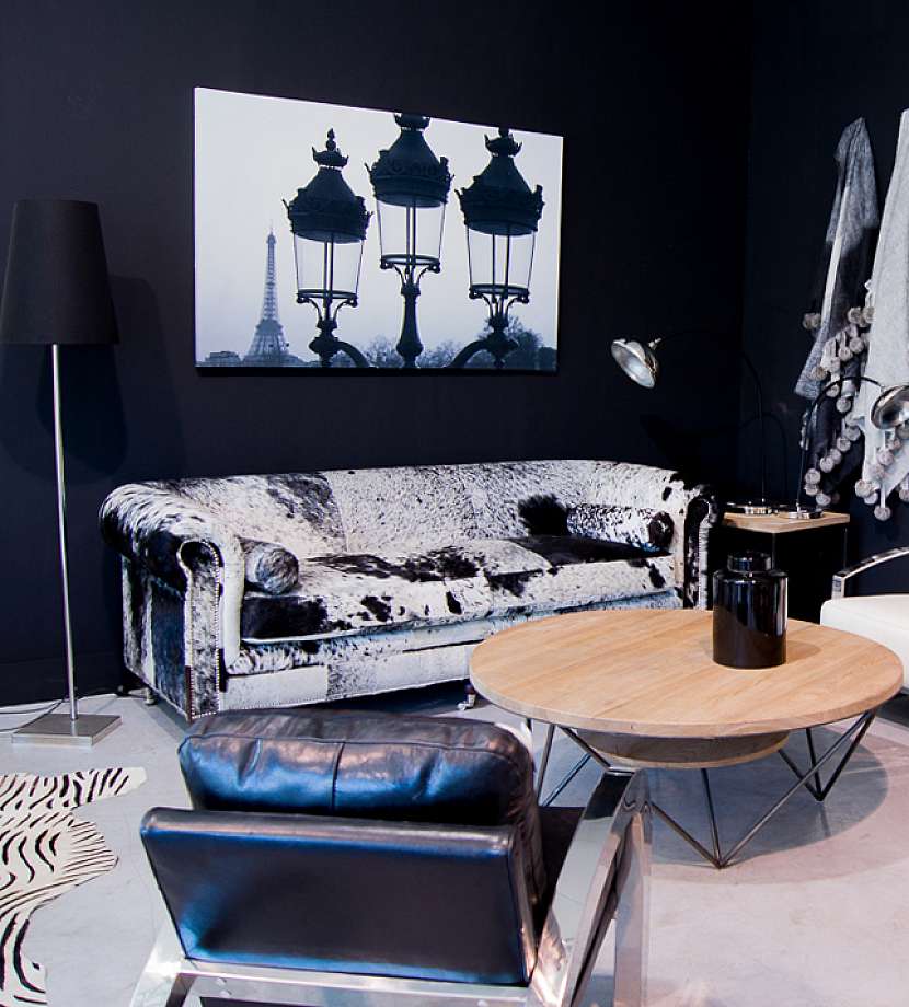 Chic Glamour je styl, kterému dominují bílé podlahy kontrastující s tmavými stěnami.