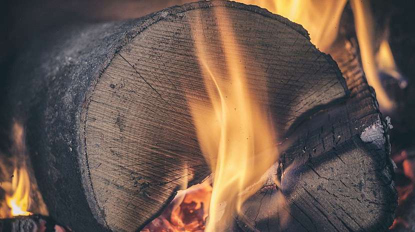 Posezení u plápolajícího ohně si můžete dopřát i v domě bez komínu