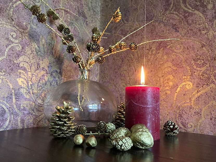 Vytvořte si zlaté vánoční dekorace během minutky