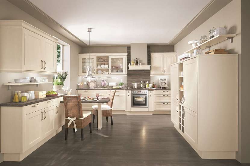 Model Lucca je moderní, ale zároveň klasická kuchyně, která kombinuje prvky tradičního designu a selského stylu. To vše s dostatkem úložného prostoru a nejmodernějšími kuchyňskými technologiemi.