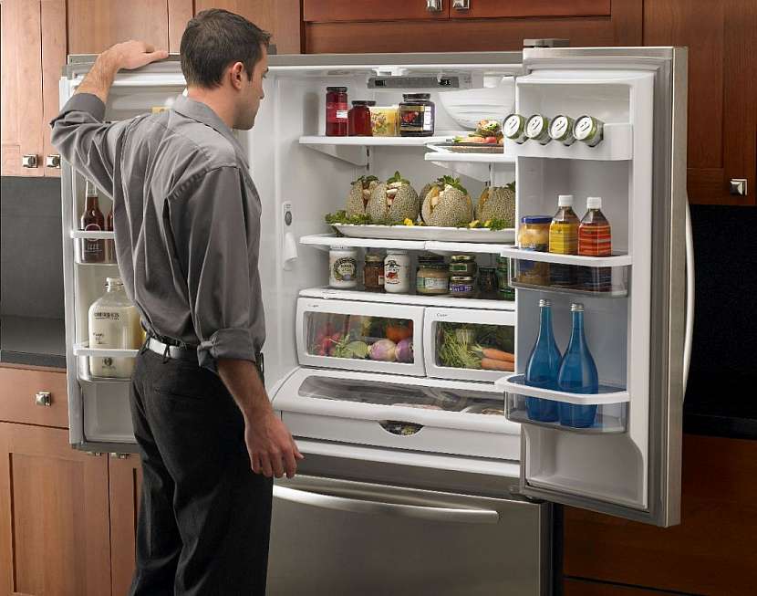 Většina lidí má prostě tendence chladničku neustále otvírat.