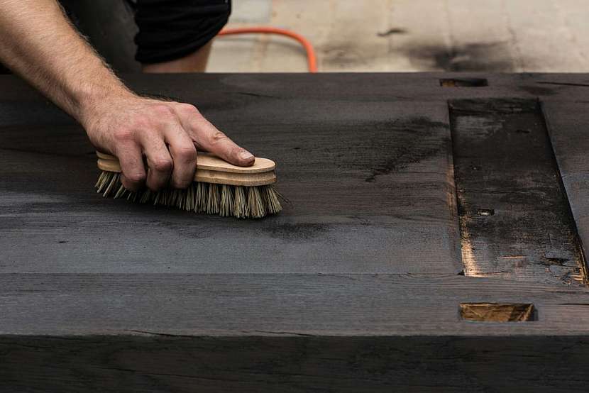 Znáte Shou Sugi Ban? Opalování je nejlevnější povrchová úprava dřeva a žhavý trend v architektuře