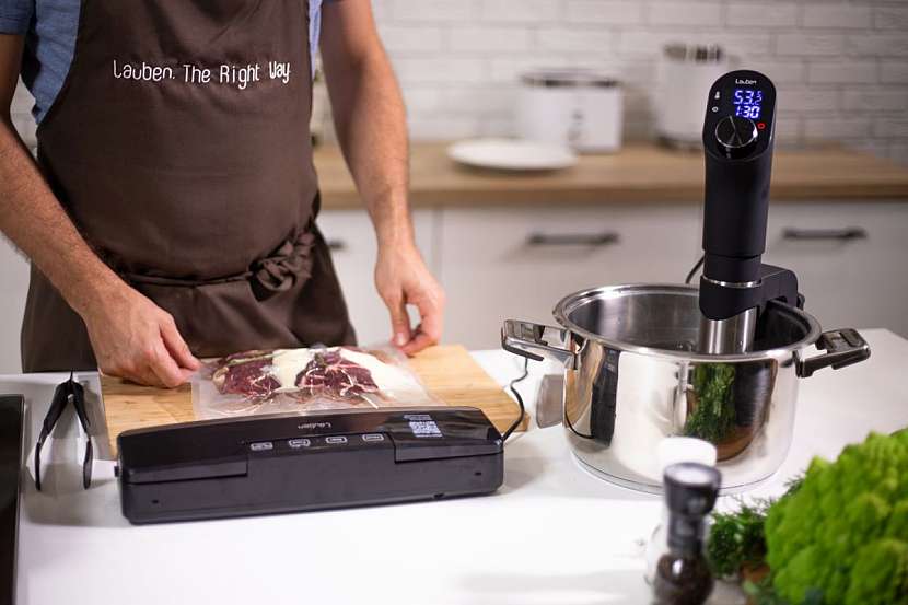 Lauben Sous Vide Stick SV01 – zařízení pro přípravu pokrmů metodou sous vide, která spočívá ve vaření při nižších teplotách ve vakuu.
