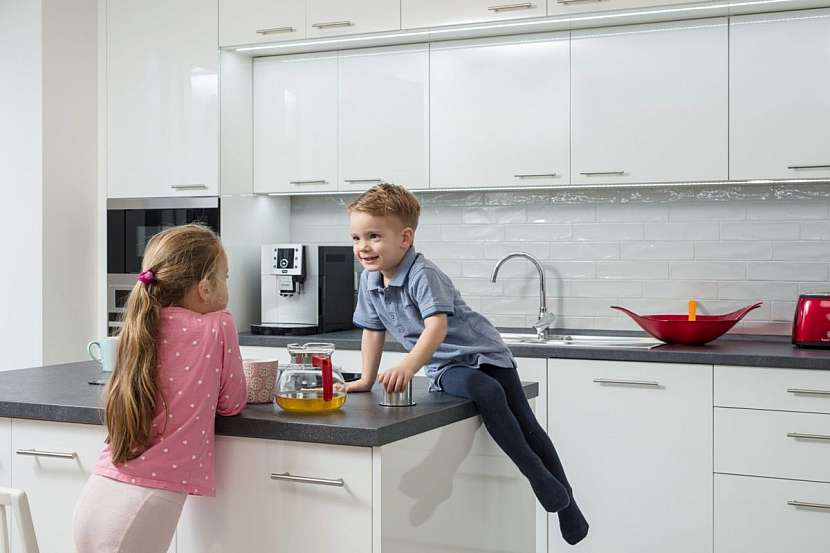 Děti si rády hrají i v kuchyni.