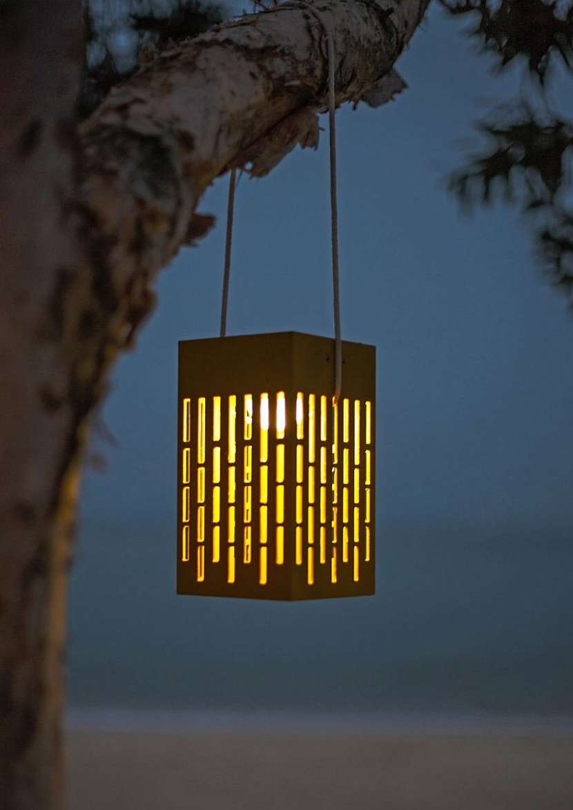 Lucernu se svíčkou LED lze jednoduše zavěsit na strom.