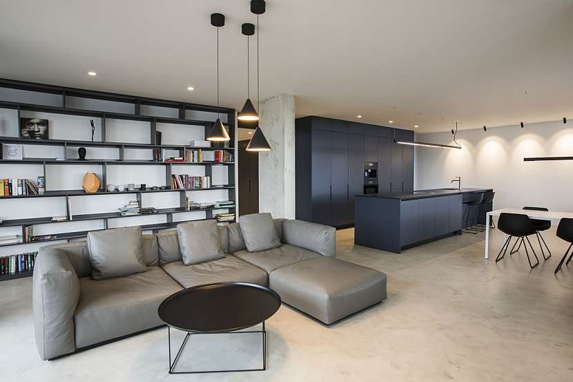 Návrh i realizaci bytu měl kompletně na starosti interiérový designér Ondřej Rusňák ze společnosti Konsepti.