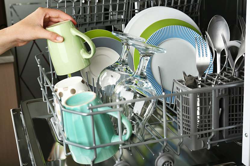 Nepodceňujte plnění myčky, ušetříte tím své nádobí i platby za energie