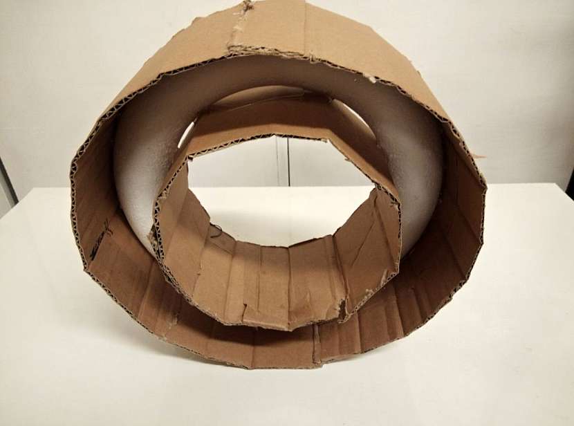 Polystyrenový korpus věnce oblepíme dvěma kruhy z kartonového papíru.