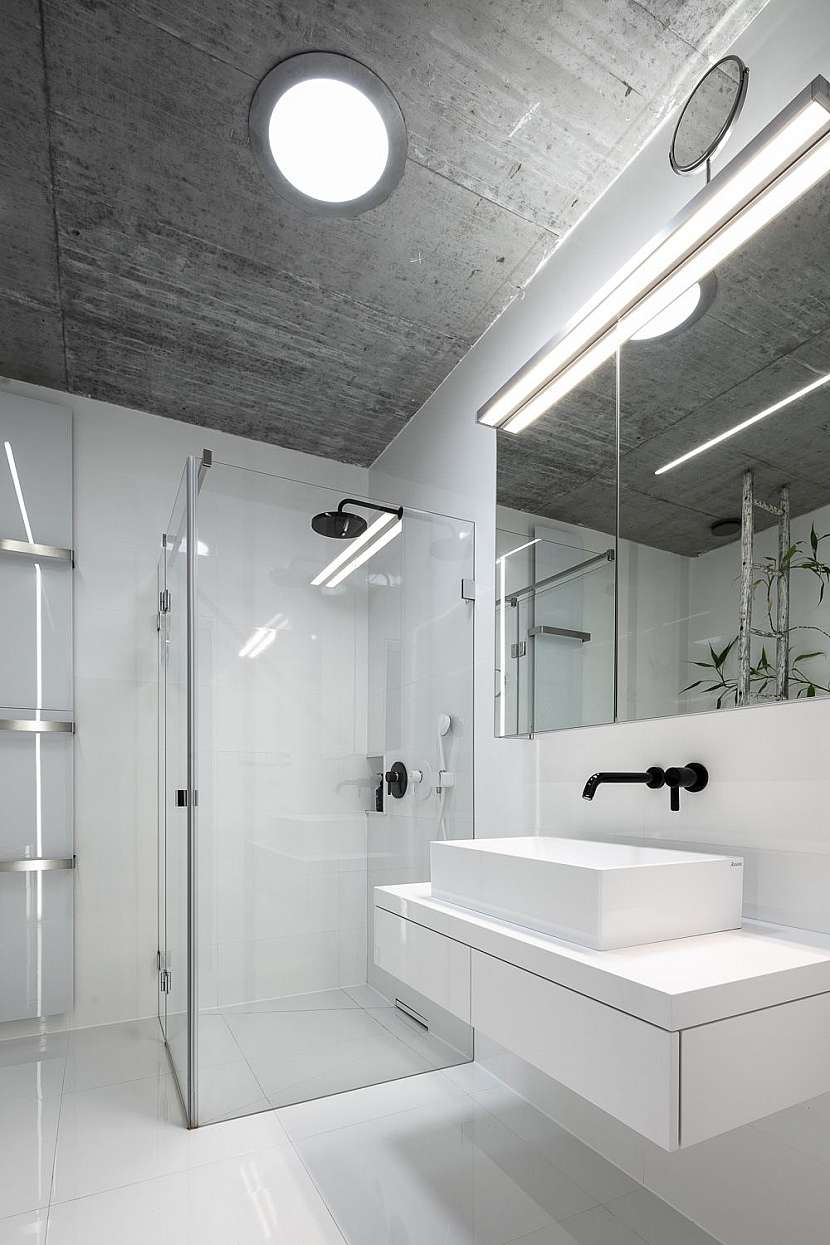 Koupelna je bez oken pod úrovní svahu, proto je vybavena světlovodem Lightway, pomocí kterého se do prostoru dostane přirozené denní světlo a nádherně vše uvnitř bílé koupelny rozzáří.