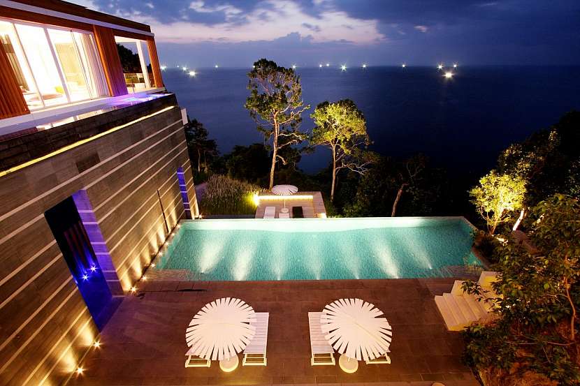 Luxusní osvětlený bazén s terasou.