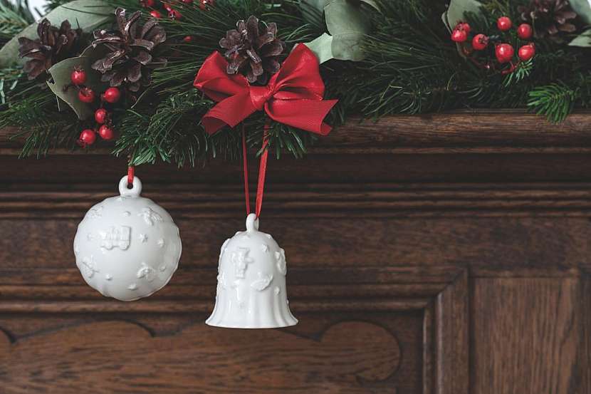 Vánoční porcelán Villeroy &amp; Boch dekorují reliéfní motivy starodávných hraček z Krušnohorska, hvězdičky či větvičky cesmíny. Slavnostně prostřenému stolu tyto kousky dodají nádech čistoty, očekávání a sváteční nálady.