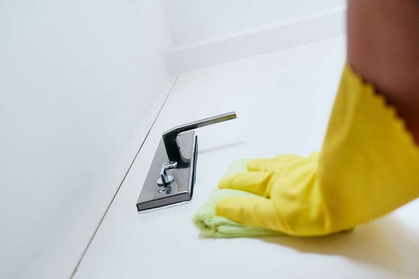 K pravidelné péči o dveře patří omývání mýdlovou vodou. Vyvarujte se používání abrazivních a chlorových prostředků, drátěnek či hrubých kartáčů.
