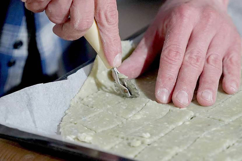 Pochutnejte si na domácích sýrových krekrech z pouhých 3 surovin