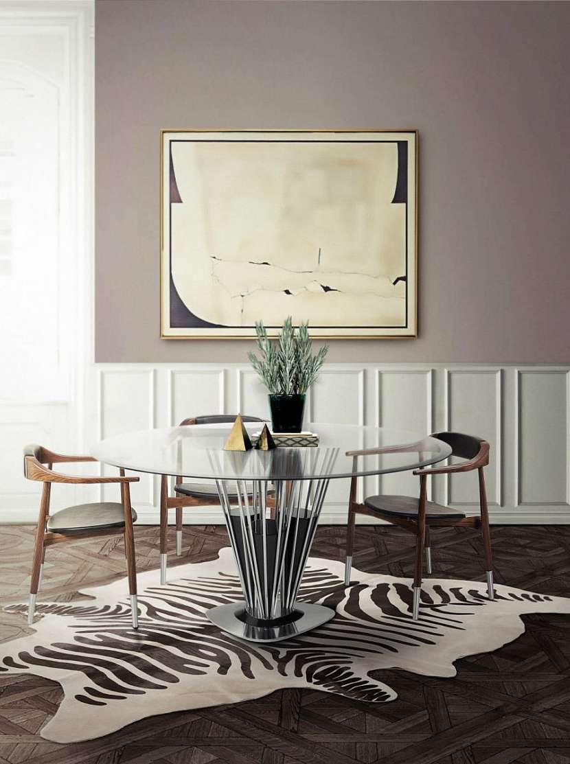 Kulatý stůl se skleněnou deskou a extravagantní nohou si můžete dovolit i do menšího interiéru.