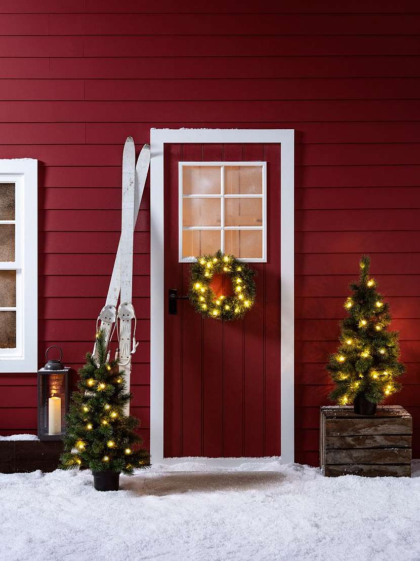 Vánoční věnec na vstupních dveřích.