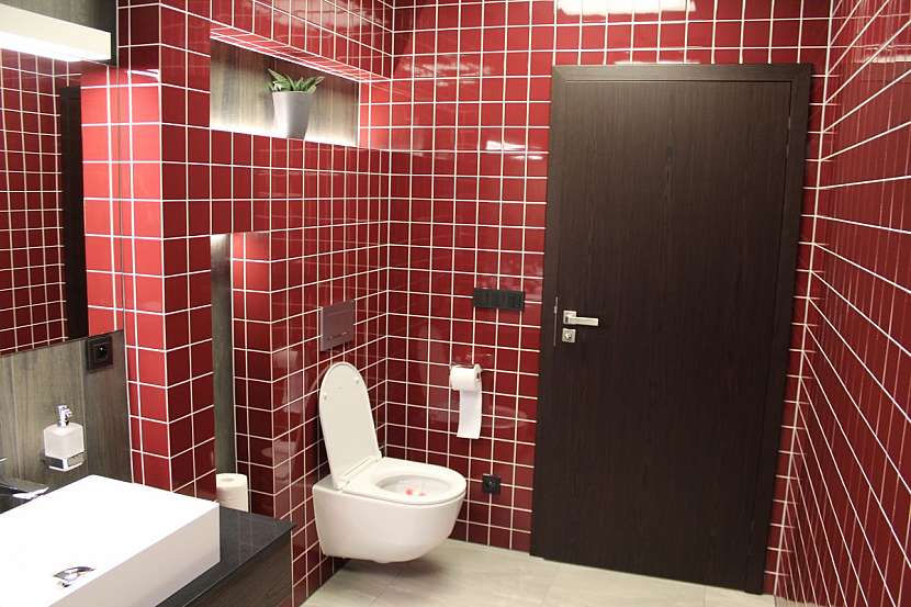 Druhé koupelně vévodí rudá barva.
