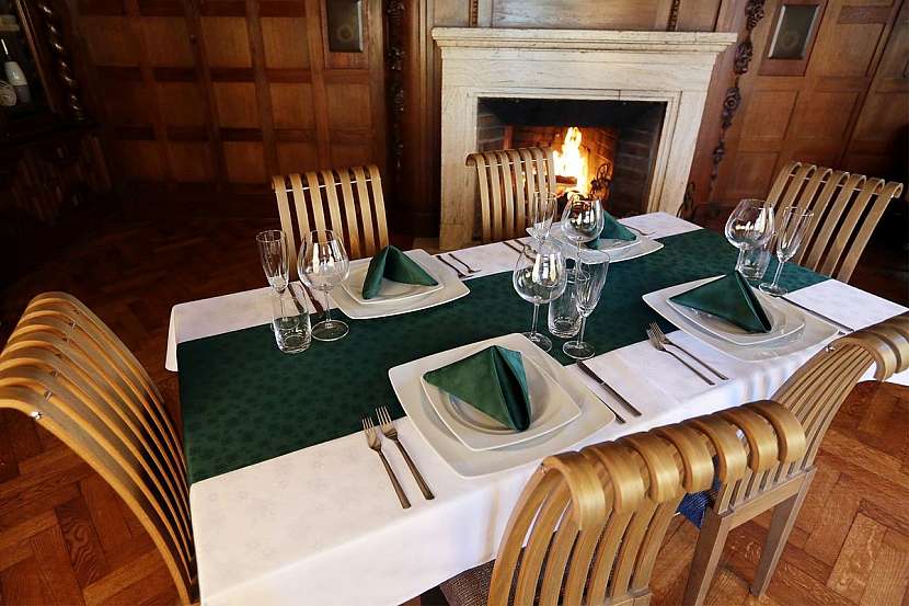 Stylový ubrus je základem pro svátečně prostřený stůl. Vsaďte na červenobílou klasiku v podobě tohoto ubrusu s motivem sněhových vloček.